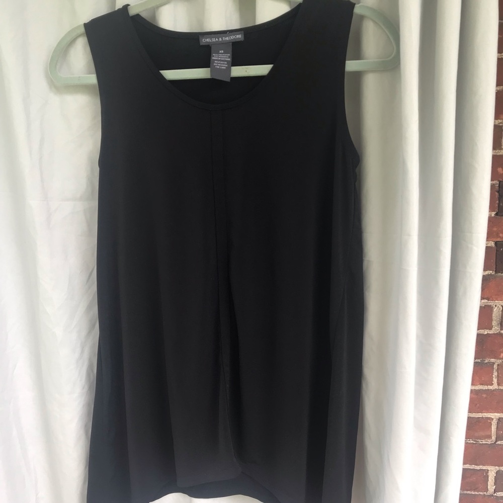 Black tank with center pleat. Chelsea and Theodore.💋